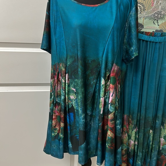 NWOT Two piece summer fun. Tunic with matching capri. Perfect condition. 1X - Picture 2 of 11